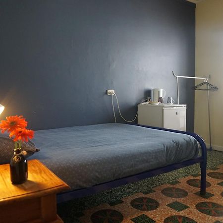 Ocean Beach Backpackers Hostel Perth Buitenkant foto