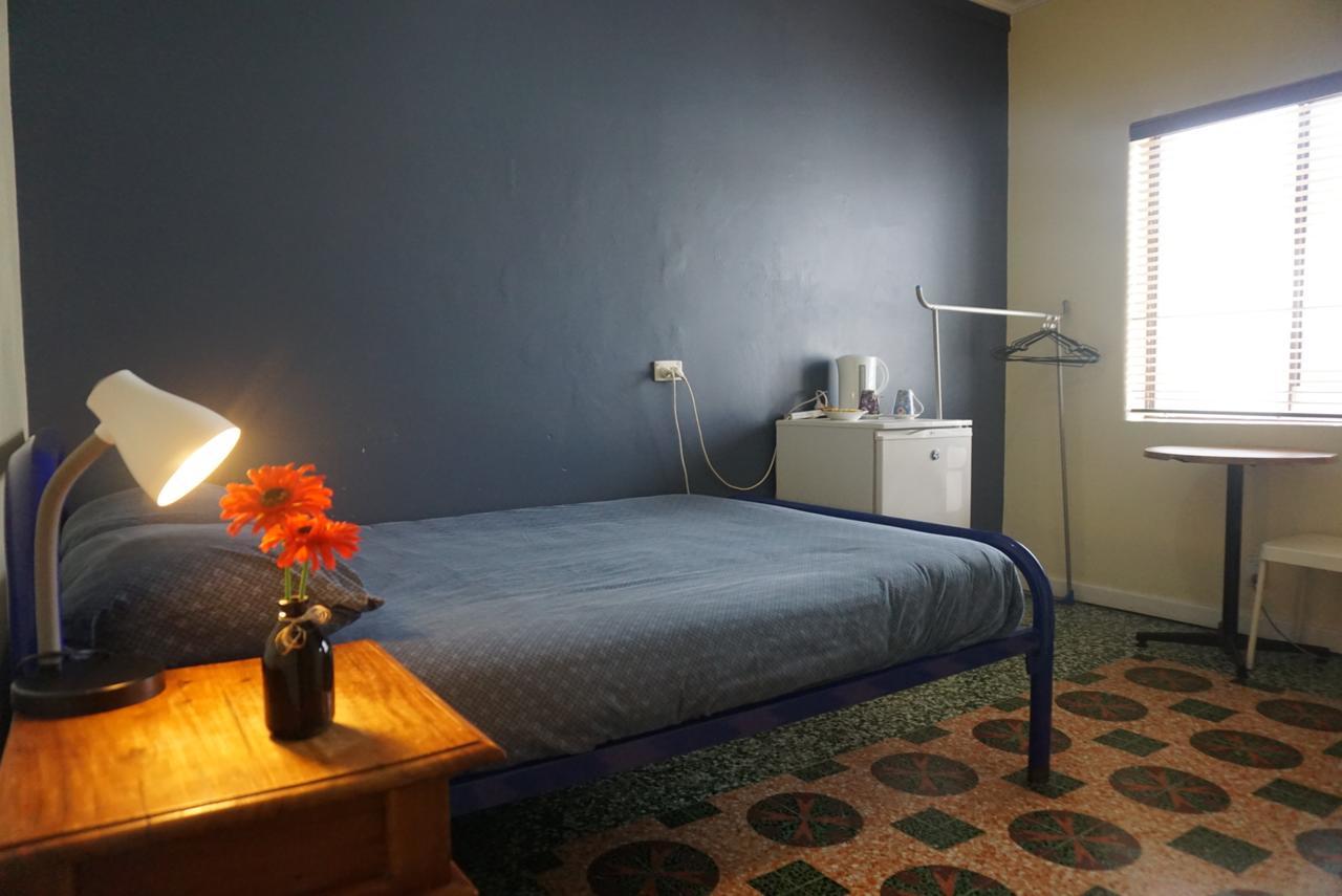 Ocean Beach Backpackers Hostel Perth Buitenkant foto